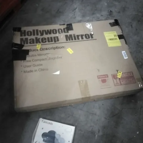 PALLET OF ASSORTED ITEMS TO INCLUDE; HOLLYWOOD MAKEUP MIRROR, BABY FITTED SHEETS
