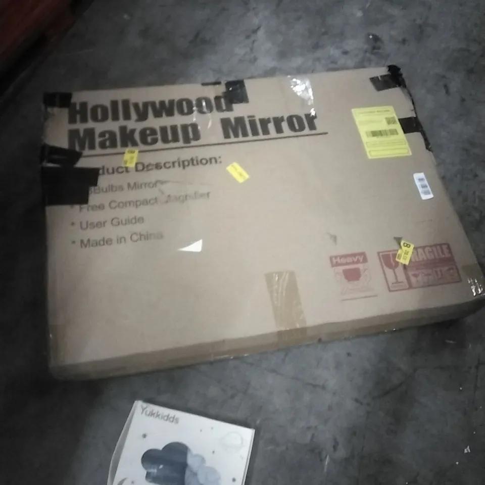 PALLET OF ASSORTED ITEMS TO INCLUDE; HOLLYWOOD MAKEUP MIRROR, BABY FITTED SHEETS