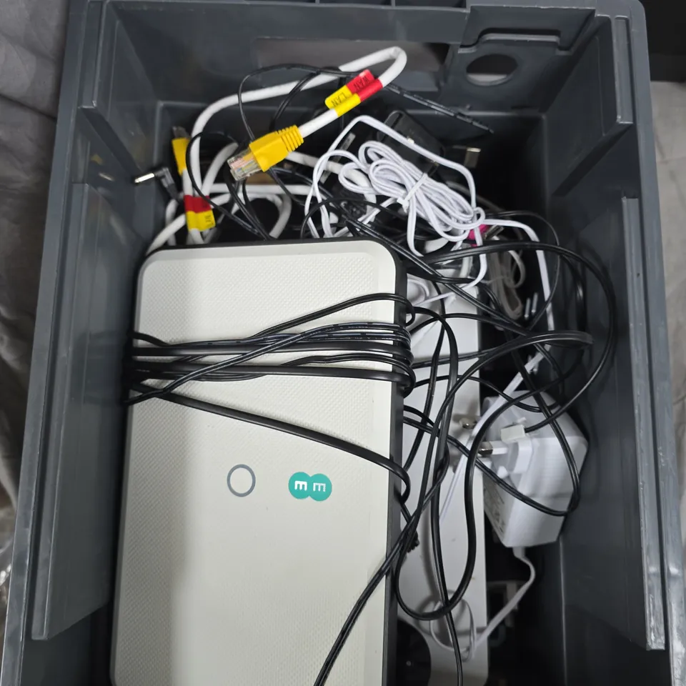 BOX OF APPROXIMATELY 20 HOUSEHOLD/ELECTRICAL ITEMS TO INCLUDE: SMART HUB, EE ROUTER AND BT ROUTER