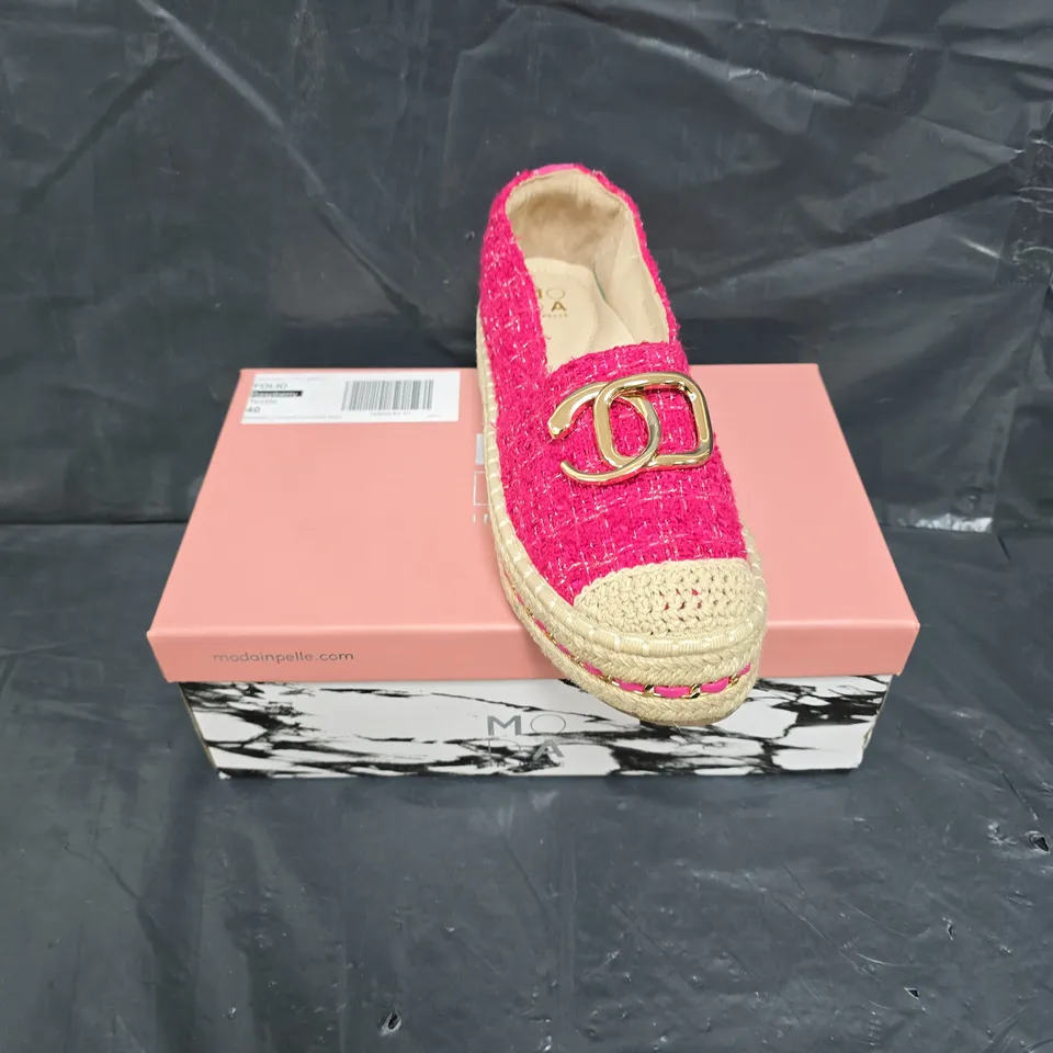 BOXED PAIR OF MODA IN PELLE SANDALS - 6.5