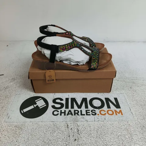 BOXED PAIR OF JO & JOE CAPE VERDE SANDALS IN BLACK - SIZE 8
