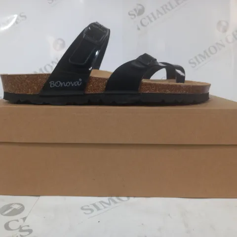 BOXED PAIR OF BONOVA SANDALS IN BLACK SIZE 6