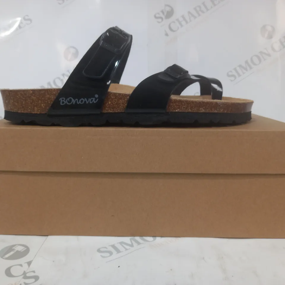 BOXED PAIR OF BONOVA SANDALS IN BLACK SIZE 6