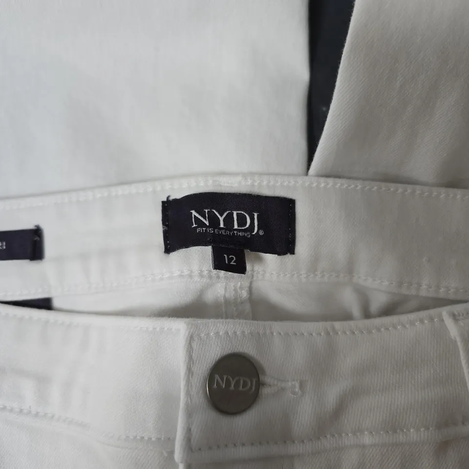WHITE DENIM CAPRI TROUSERS – NYDJ / CHLOE CAPRI STYLE, SIZE 12 