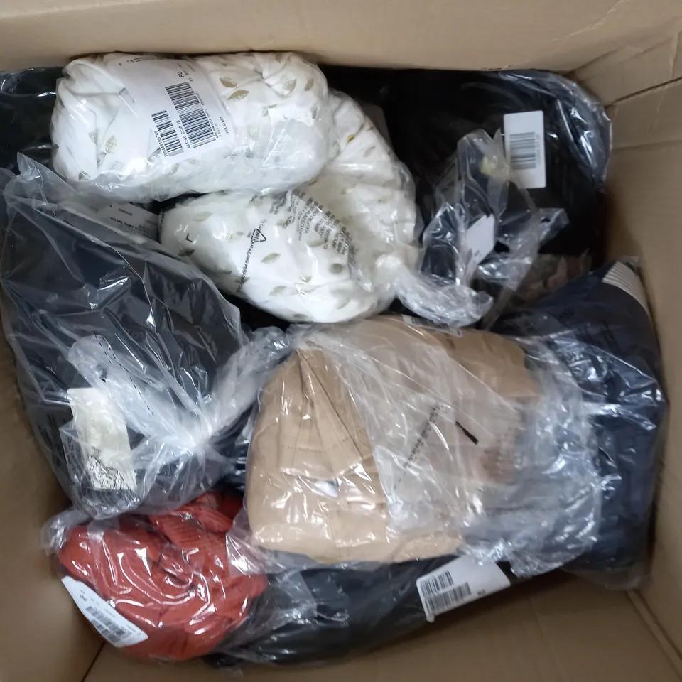 BOX OF ASSORTED CLOTHING TO INCLUDE TOPS - JUMPERS - SHIRTS / COLLECTION ONLY