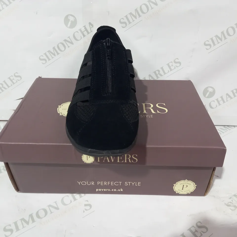 BOXED PAIR OF PAVERS MEMORY FOAM SHOES IN BLACK EU SIZE 40