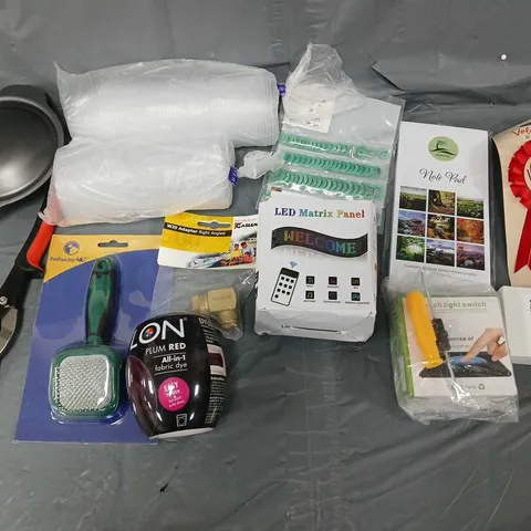 APPROXIMATELY 10 ASSORTED HOUSEHOLD ITEMS TO INCLUDE - DYLON FABRIC DYE, GARDEN TOOLS, AND W20 ADAPTER ETC. 