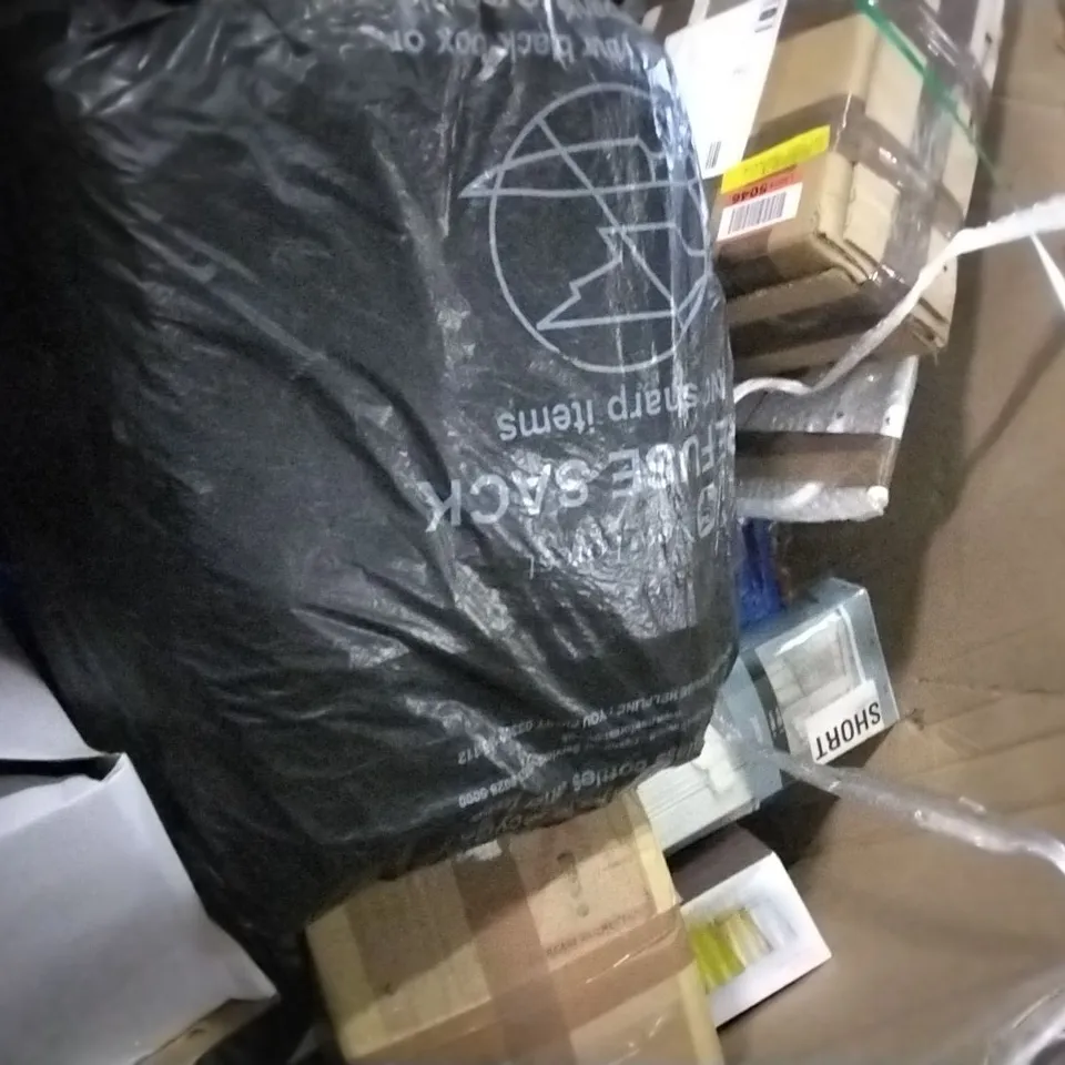 PALLET OF ASSORTED ITEMS INCLUDING GARDEN ARMCHAIR CUSHION, URBN LIVING FOLDING TABLE, URBN LIVING SKAGEN 2 DRAWERS FOR 2 DRAWERS, BEDSTORY WEIGHTED BLANKET, DECOSOL SHORT BLINDS