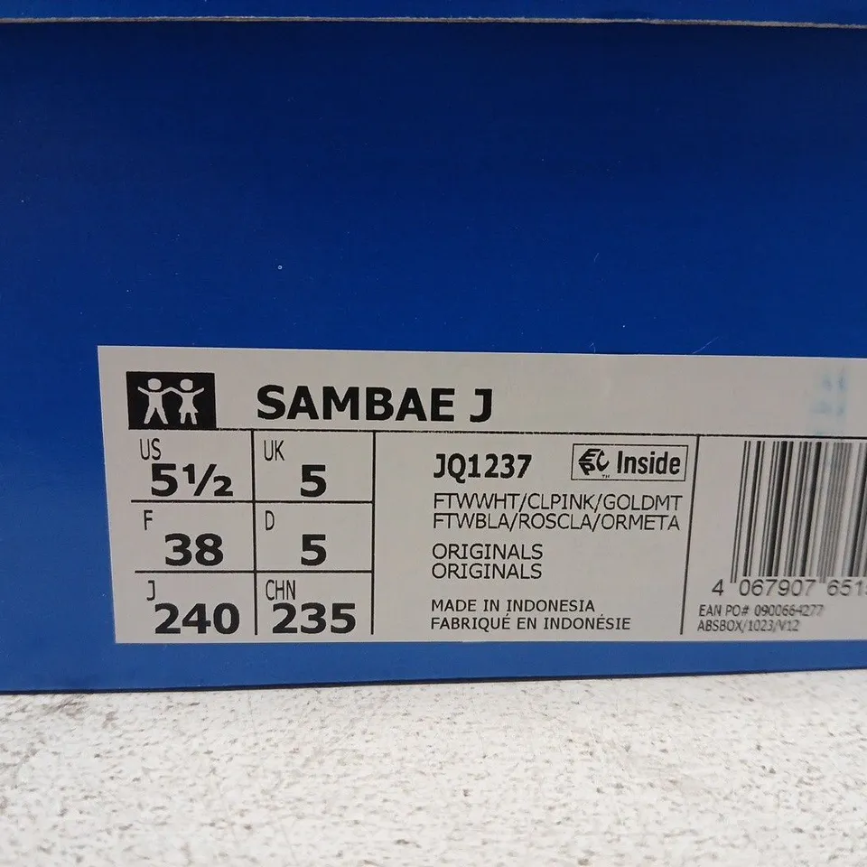 BOXED PAIR OF ADIDAS SAMBA J TRAINERS – WHITE/PINK, GUM SOLE, UK 5
