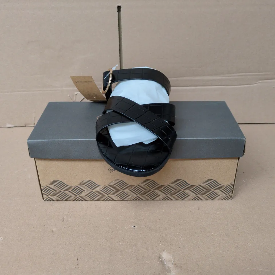 BOXED PAIR OF DUNLOP JADE SHOES IN BLACK - UK 6
