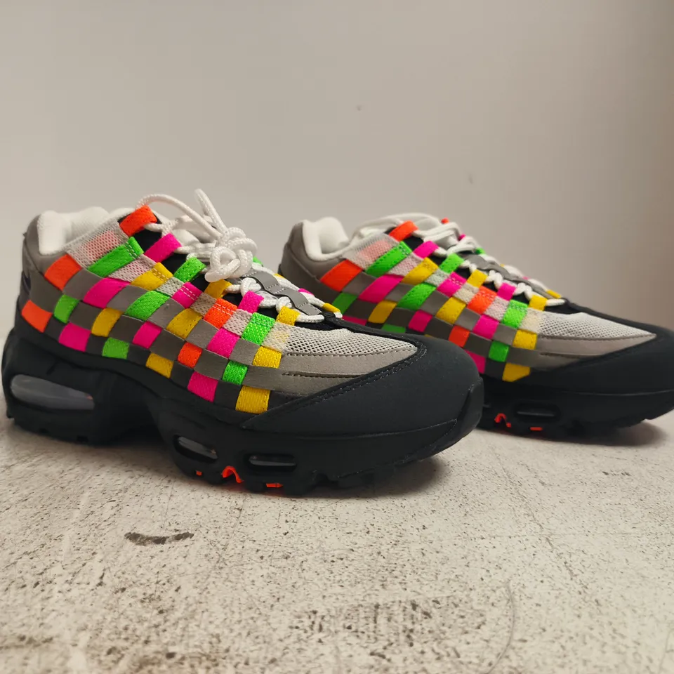 PAIR OF NIKE AIR MAX TRAINERS IN MULTI SIZE UK 7