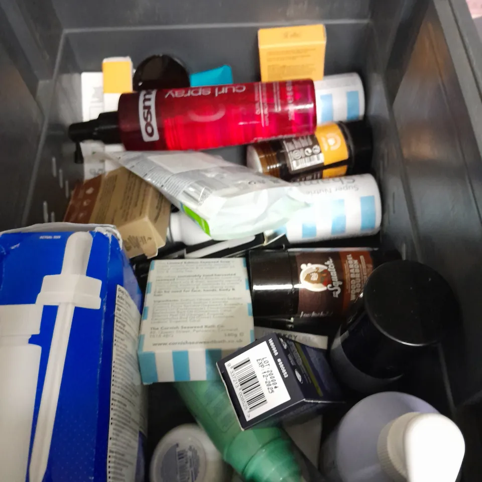APPROXIMATELY 20 ASSORTED HEALTH & BEAUTY PRODUCTS TO INCLUDE AUSSIE MIRACLE MOIST SHAMPOO, TROPIC FACIAL SERUM AND BABY BUBBLE BATH