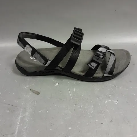 BOXED PAIR OF MERRELL AIR CUSHIONED DISTRICT 3 SANDALS - 6