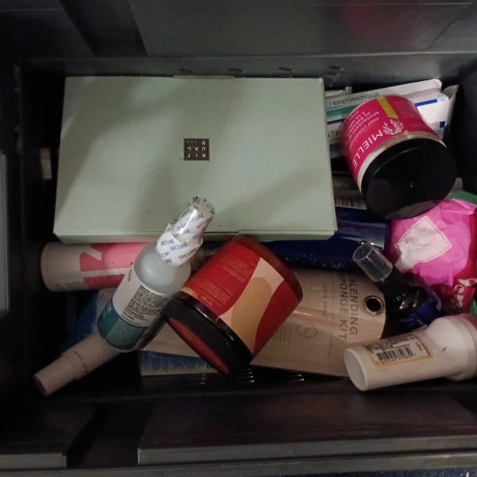 APPROXIMATEY 20 ASSORTED HEALTH AND BEAUTY PRODUCTS TO INCLUDE - DOVE NOURISHING BODY WASH - CHILD'S FARM BODY WASH AND SOAP & GLORY HEEL GENIUS FOOT CREAM