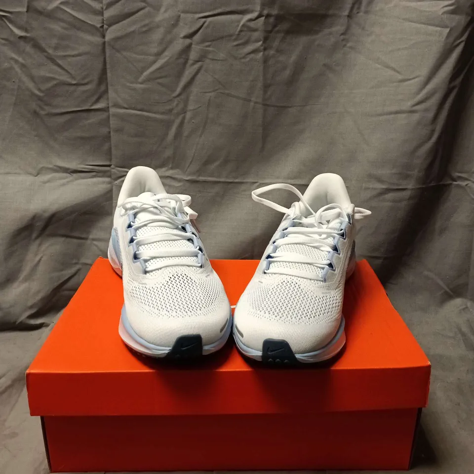 BOXED PAIR OF  NIKE W AIR ZOOM PEGASUS 41 TRAINERS – WHITE/DIFFUSED BLUE, UK 7 (US 9.5) 