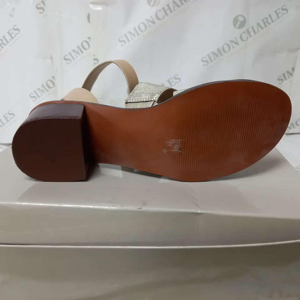 BOXED PAIR OF MARC FISHER OMELA LEATHER SANDALS GOLD SIZE 6
