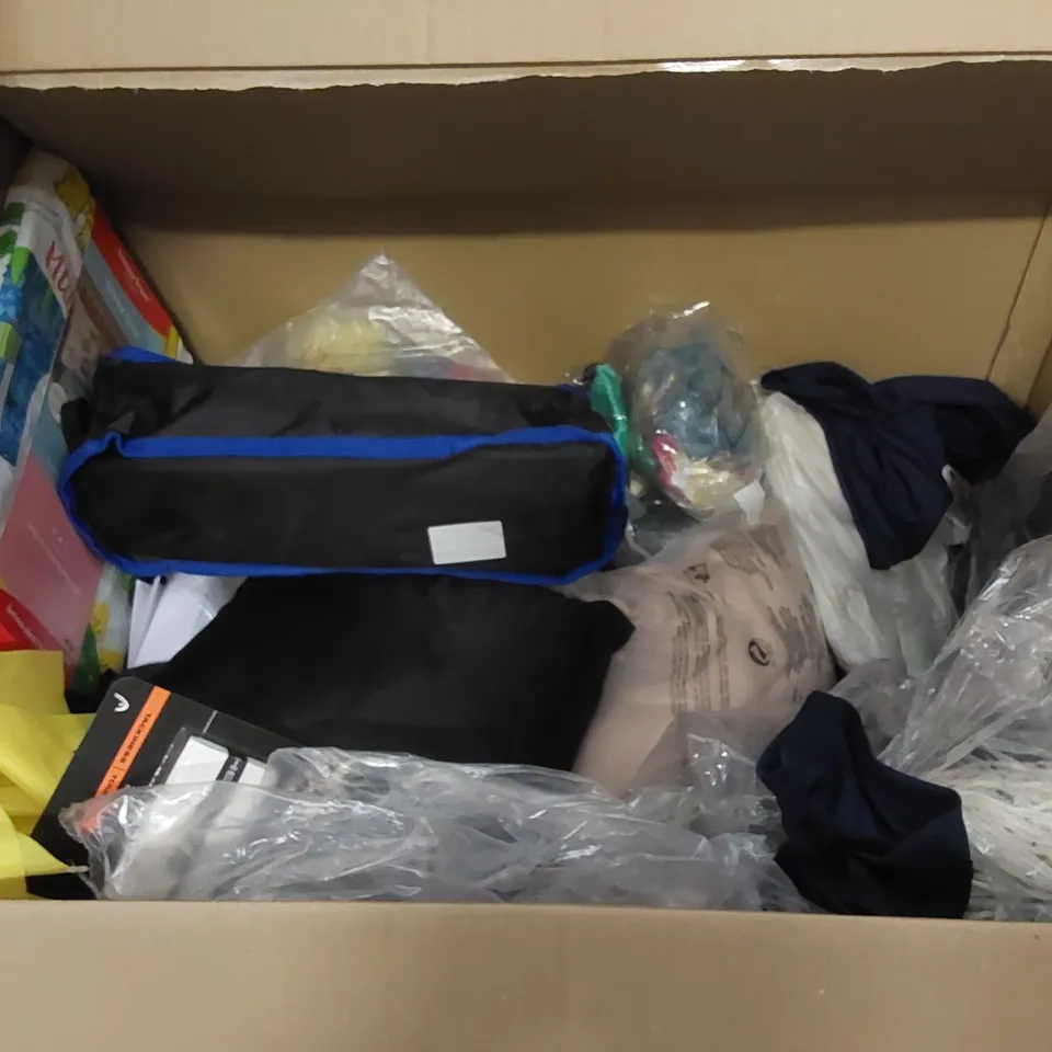 PALLET CONTAINING ASSORTED HOUSEHOLD PRODUCTS. INCLUDES HALLOWEEN MASK, VASE, PARTY GAME CARDS, GNOME, VACUUM STORAGE BAGS, CLOTHES ETC 