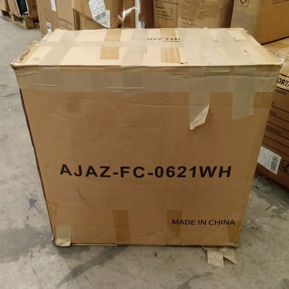 BOXED WHITE OFFICE/GAMING CHAIR