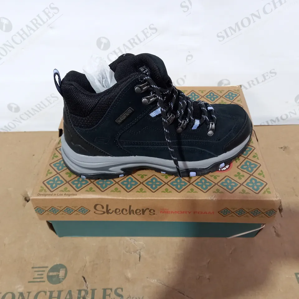 BOXED PAIR OF SKECHERS BLACK BOOTS - SIZE 3.5