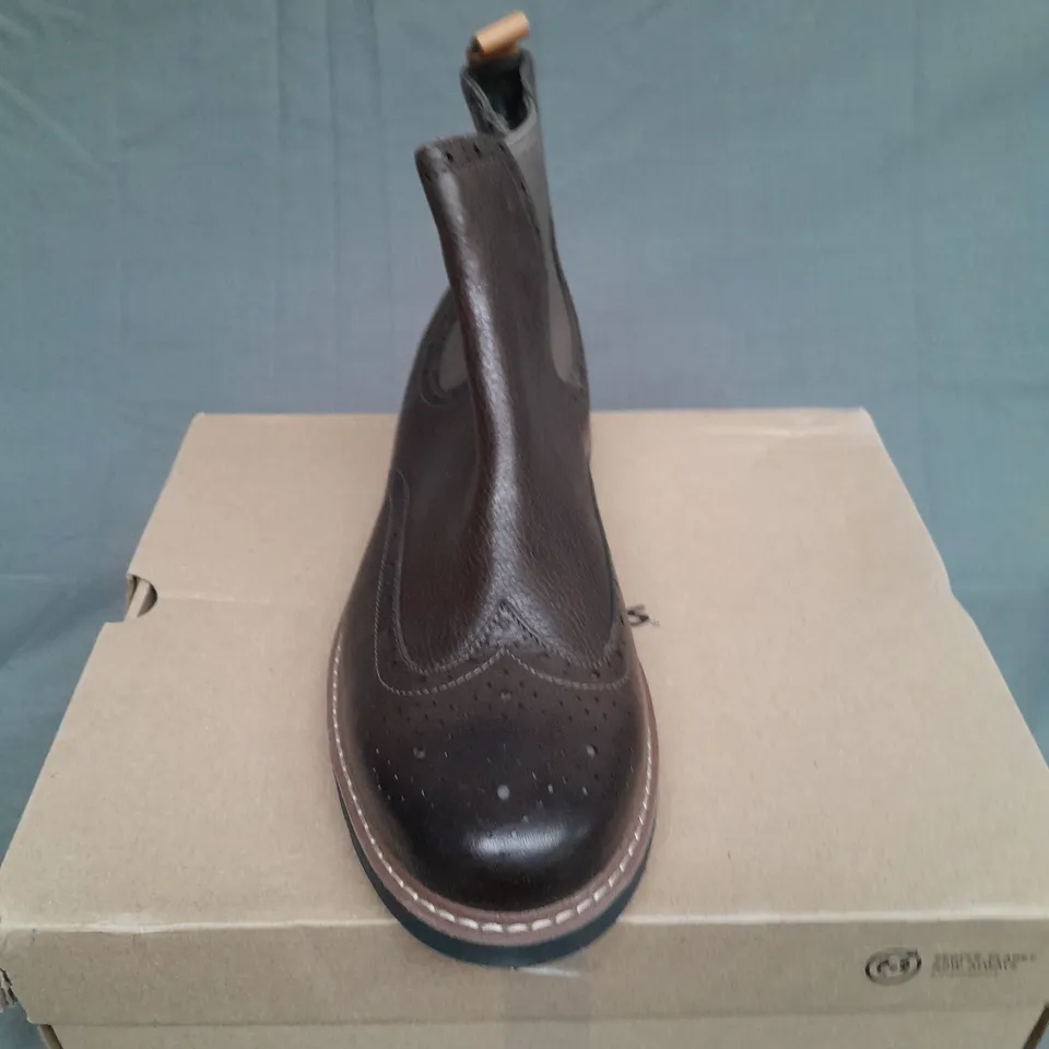 BOXED PAIR OF CLARKS BROWN SLIP ON BOOTS SIZE 9 