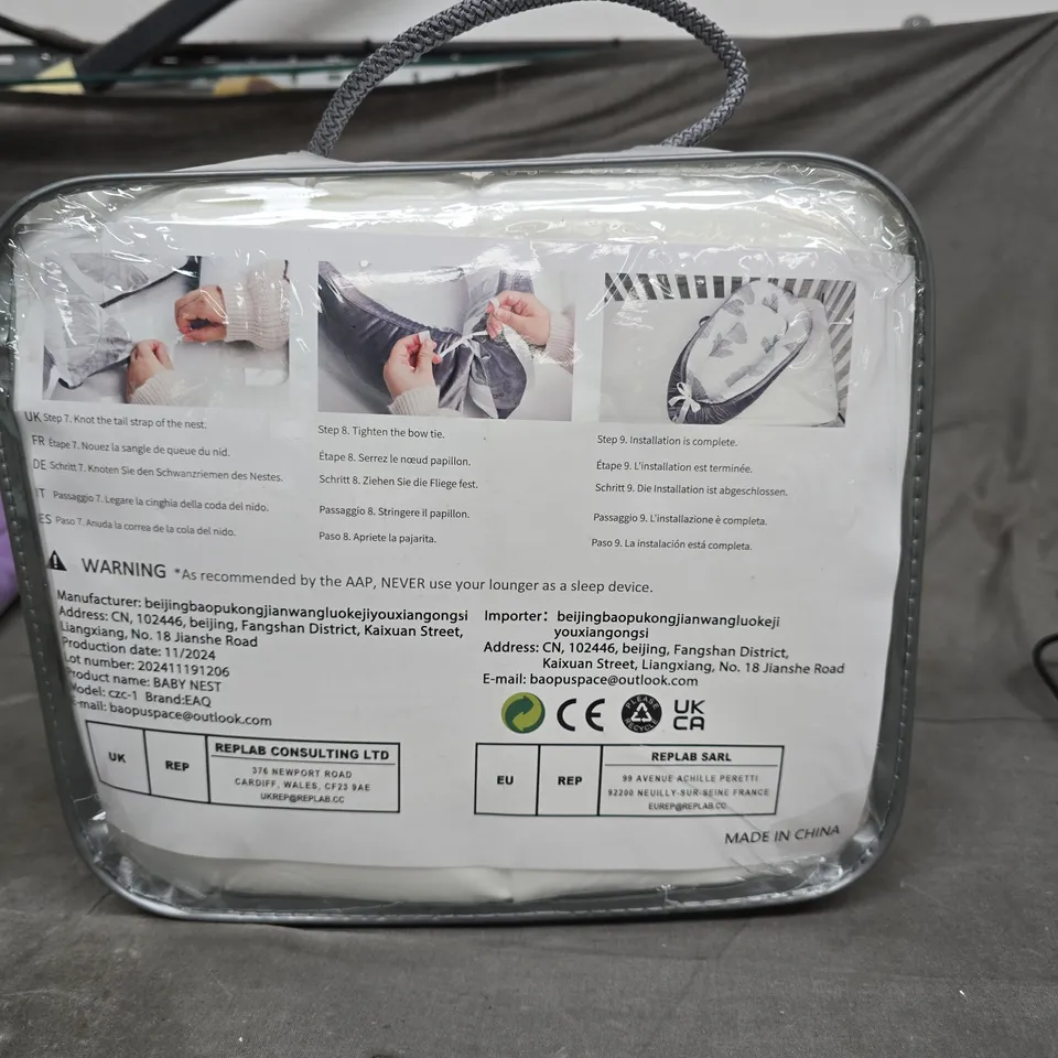 Baby nest lounger – white with small brown hearts (carry handle)