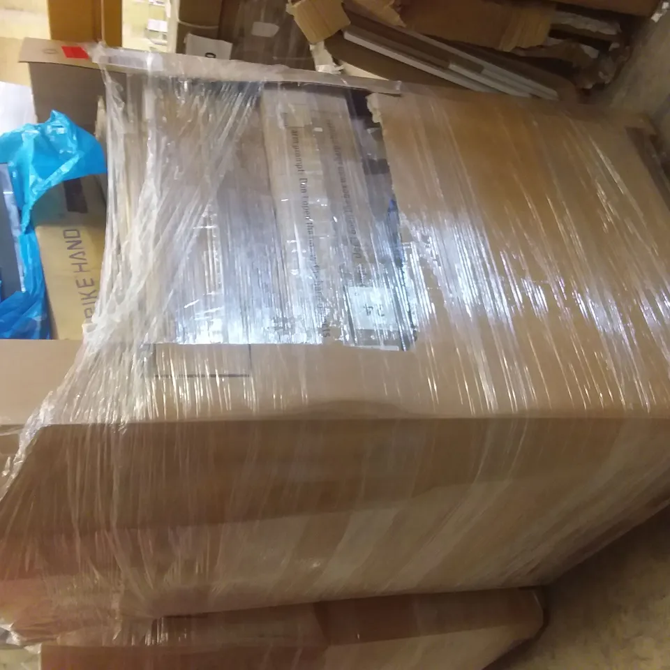 PALLET OF ASSORTED ITEMS INCLUDING BIKE HAND CLAMP STAND, BOXED FENCE, BLACK SPORTS BAG, GOLF PRACTICE SET WITH FAKE GRASS SECTION