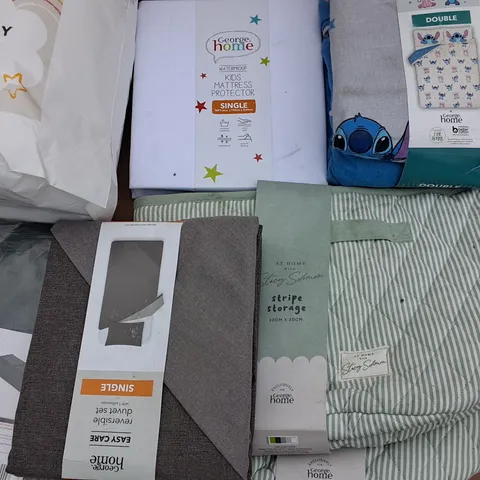 LOT OF ASSORTED HOME FABRIC ITEMS TO INCLUDE DUVET, STORAGE BAG AND STITCH BEDDING