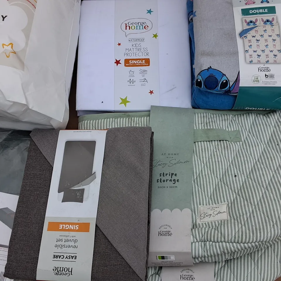 LOT OF ASSORTED HOME FABRIC ITEMS TO INCLUDE DUVET, STORAGE BAG AND STITCH BEDDING