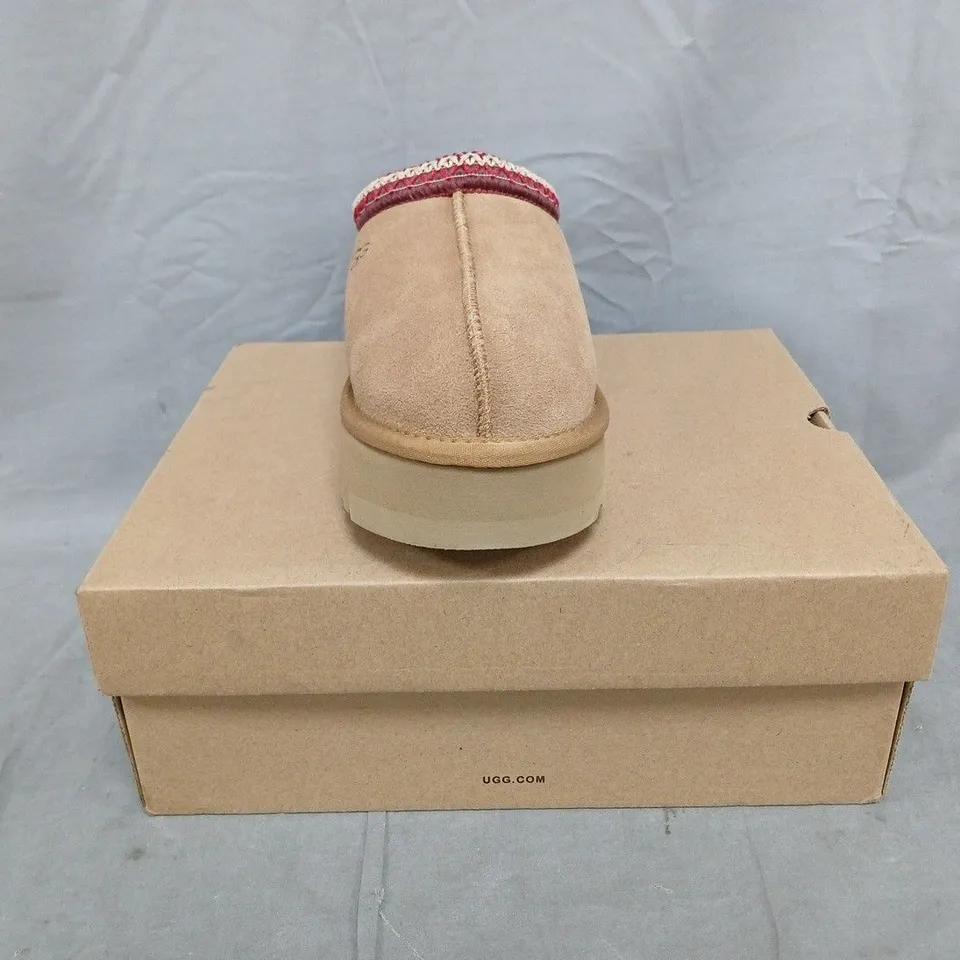 BOXED PAIR OF UGG WTAZZ SHOES IN CHESTNUT SIZE UK 5