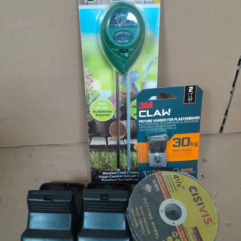 APPROXIMATELY 20 ASSORTED HOUSEHOLD ITEMS TOO INCLUDE SOIL METER - 3M CLAW - MOUSE TRAPS ETC