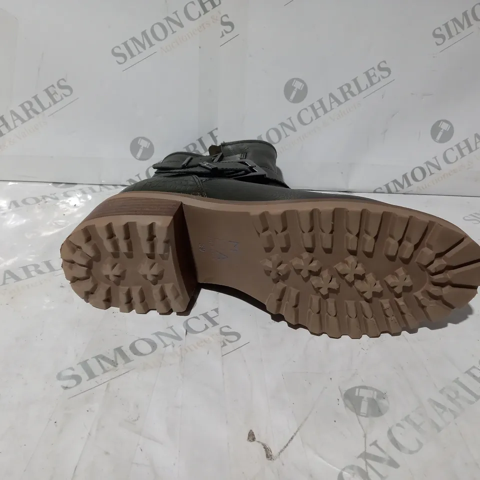 BOXED PAIR OF MODA IN PELLE CORNELIA BIKER BOOTS IN KHAKI UK SIZE 6