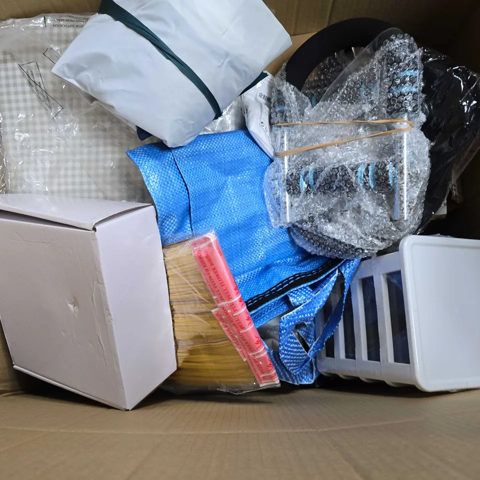 BOX OF APPROXIMATELY 12 ASSORTED ITEMS TO INCLUDE -EXPANDING HOSE , MOP ETC