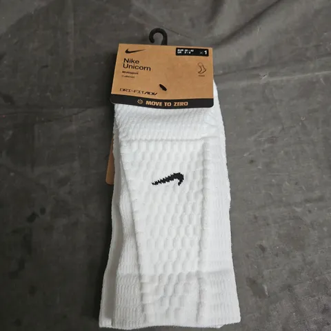 NIKE PAIR OF UNICORN MULTISPORT CUSHIONED CREW SOCKS IN WHITE SIZE 5-8