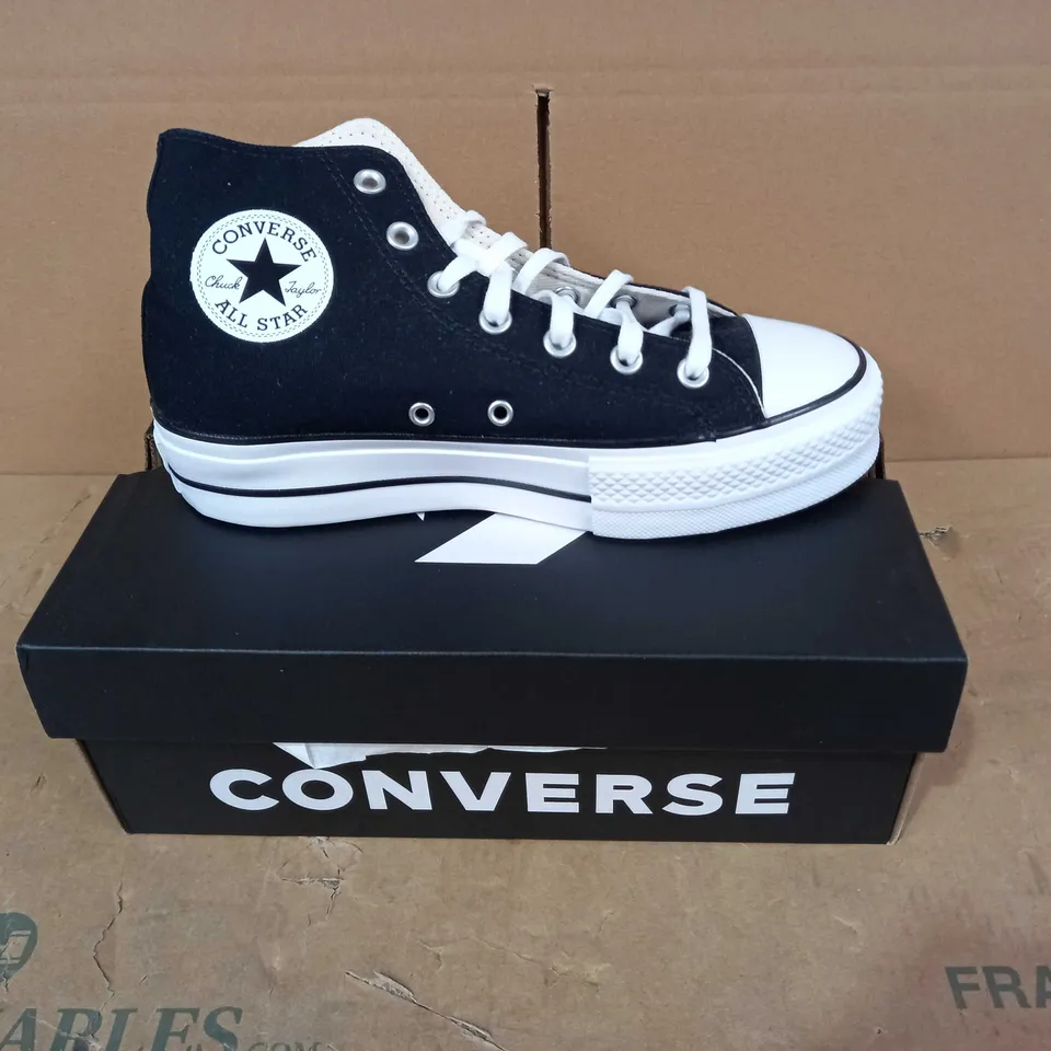 BOXED PAIR OF DESIGNER SHOES IN THE STYLE OF CONVERSE IN BLACK UK SIZE 6