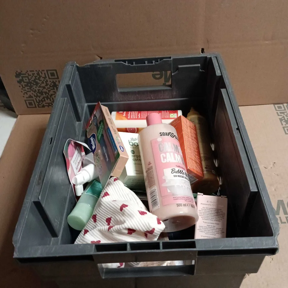 TOTE OF APPROXIMATELY 22 ASSORTED COSMETIC ITEMS TO INCLUDE SOAP AND GLORY BUBBLE BATH, PANTENE LEAVE IN CREAM, BOOTS BABY COTTON BUDS, AVON ANEW RADIANCE SERUM ETC 