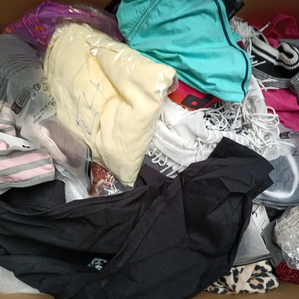 APPROXIMATELY 30 ASSORTED CLOTHING ITEMS IN VARIOUS SIZES, STYLES & COLOURS TO INCLUDE BRANDS SUCH AS POURMOI, METAL STRAPP, BERSHKA, ETC - COLLECTION ONLY