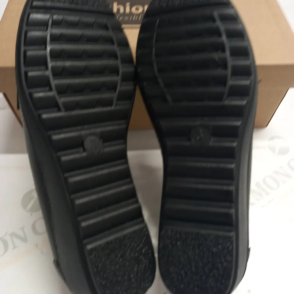BOXED PAIR OF CUSHION WALK TASSLE SLIP ON LEATHER SHOE IN BLACK - 3