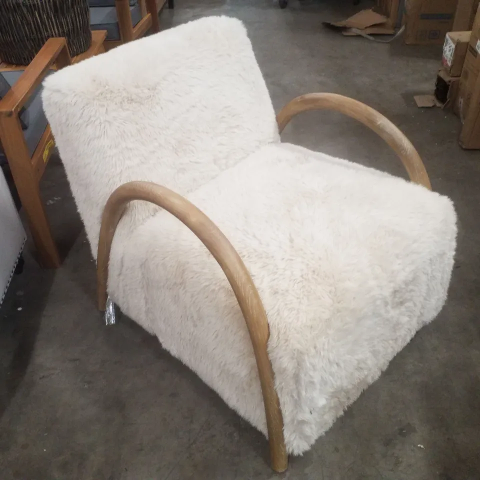 FAUX SHEEPSKIN FUR BAZALDUA ARMCHAIR