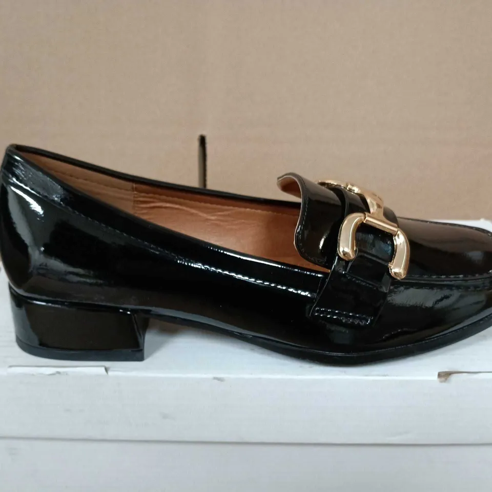 BOXED PAIR OF SPOT ON BLACK PATENT LEATHER LOAFERS WITH GOLD-TONE HORSEBIT DETAIL - UK SIZE 7