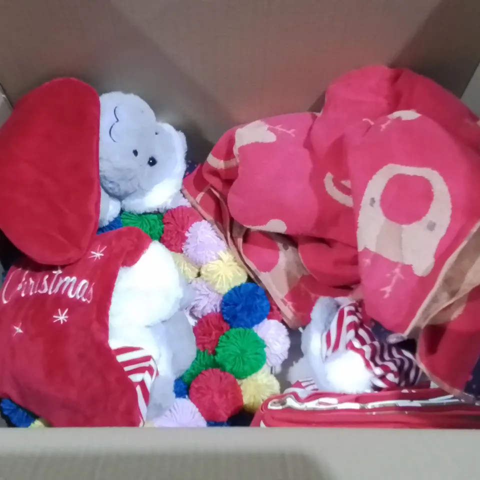 LOT OF APPROXIMATELY 20 ASSORTED BRAND NEW SEASONAL FABRIC ITEMS TO INCLUDE POM POM  WREATHS, OVEN GLOVES AND FILLED CUSHIONS