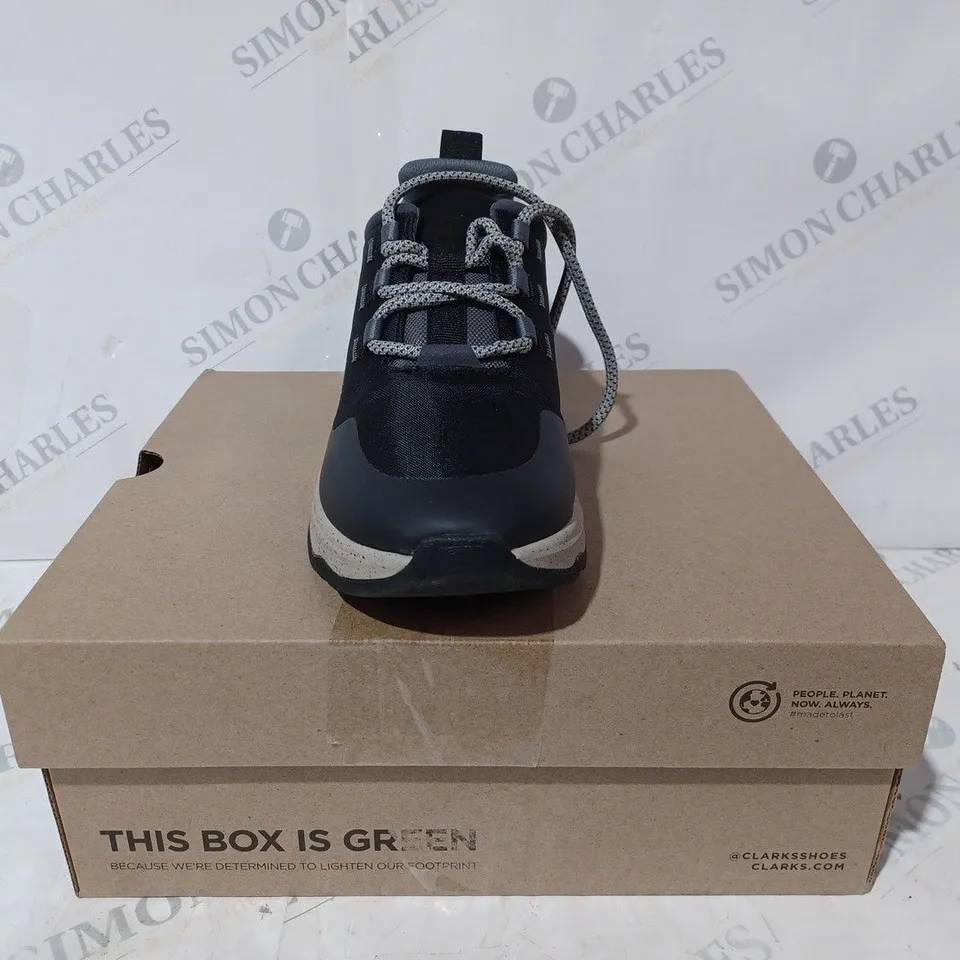 BOXED PAIR OF CLARKS JAUNT LACE SHOES IN BLACK SIZE 7