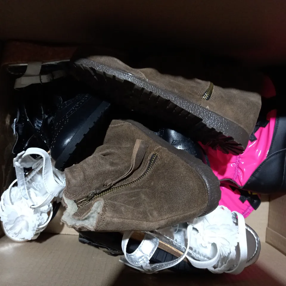 APPROXIMATELY 10 PAIRS OF ASSORTED KIDS SHOES IN VARIOUS STYLES AND SIZES 