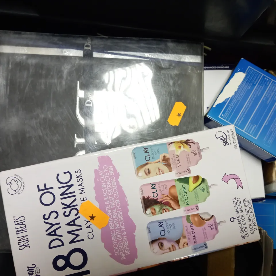 APPROXIMATELY 10 ASSORTED BEAUTY PRODUCTS TO INCLUDE DIOR EAU SAUVAGE GIFT SET, SKIN TREATS CLAY FACE MASKS, VICTORIA'S SECRET HEAVENLY ROLLERBALL, SHISEIDO COMPACT FOUNDATION ETC. 