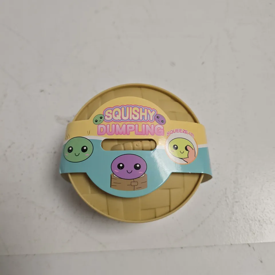 BOX OF APPROXIMATELY 10 ASSORTED TOYS INCLUDING SUPER MARIO SILICONE MAT, SQUISHY DUMPLING AND 433 ULTIMATE CARD MANAGER