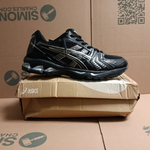 BOXED PAIR OF ASICS TRAINERS IN BLACK/SILVER SIZE UK 10