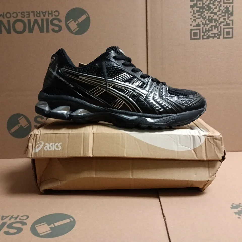 BOXED PAIR OF ASICS TRAINERS IN BLACK/SILVER SIZE UK 10