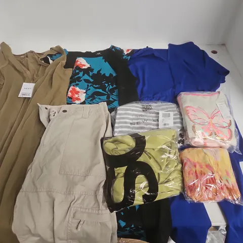 LARGE QUANTITY OF ASSORTED CLOTHING ITEMS TO INCLUDE NEXT, NEW LOOK AND WALLIS