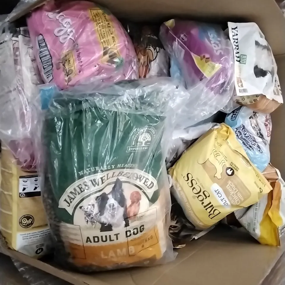 PALLET OF ASSORTED BAGS OF DRY DOG FOOD AND CAT LITTER