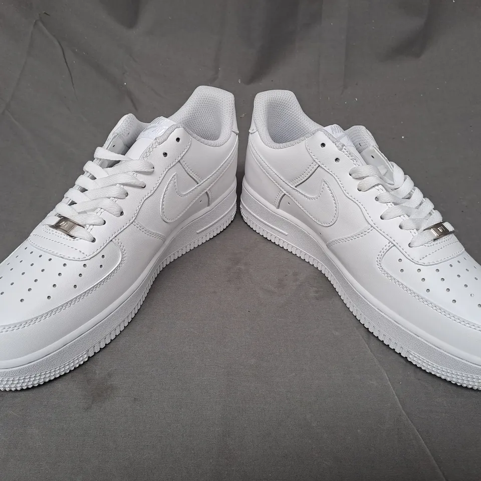 PAIR OF NIKE AIR FORCE 1 '07 SHOES IN WHITE UK SIZE 7.5