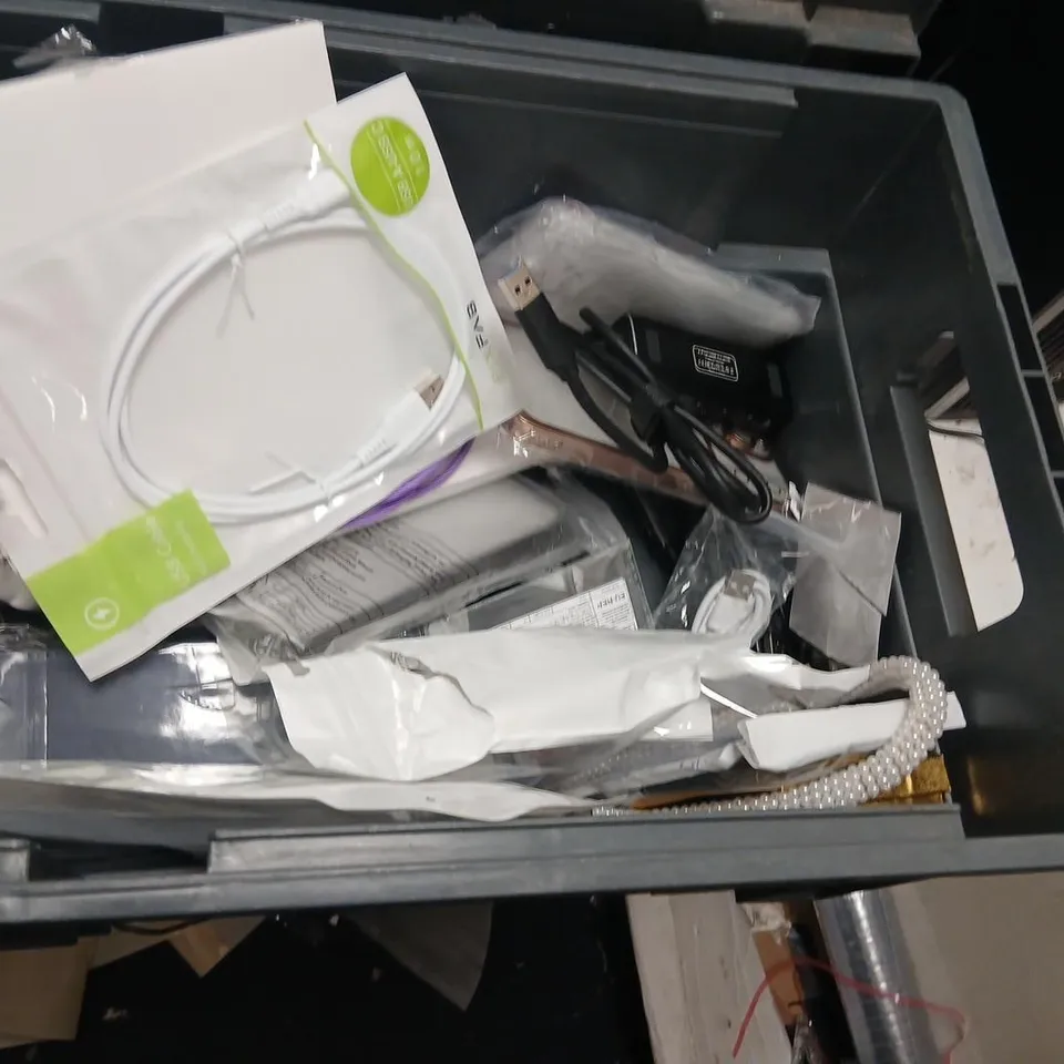 LARGE QUANTITY OF ASSORTED MOBILE PHONE/ELECTRICAL DEVICE ACCESSORIES